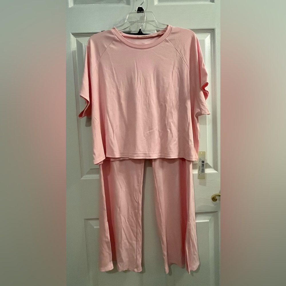NWT Cyrus Soft Oversized Pink Ribbed Tee and Wide Leg pant Collection Set